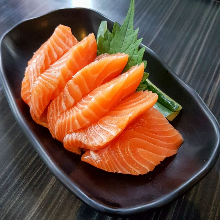 Sashimi cá hồi tiêu chuẩn Nhật Bản